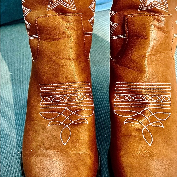 NWOB-New, Western style Boots with 3”heels. White stitched starburst Design. - Picture 2 of 4
